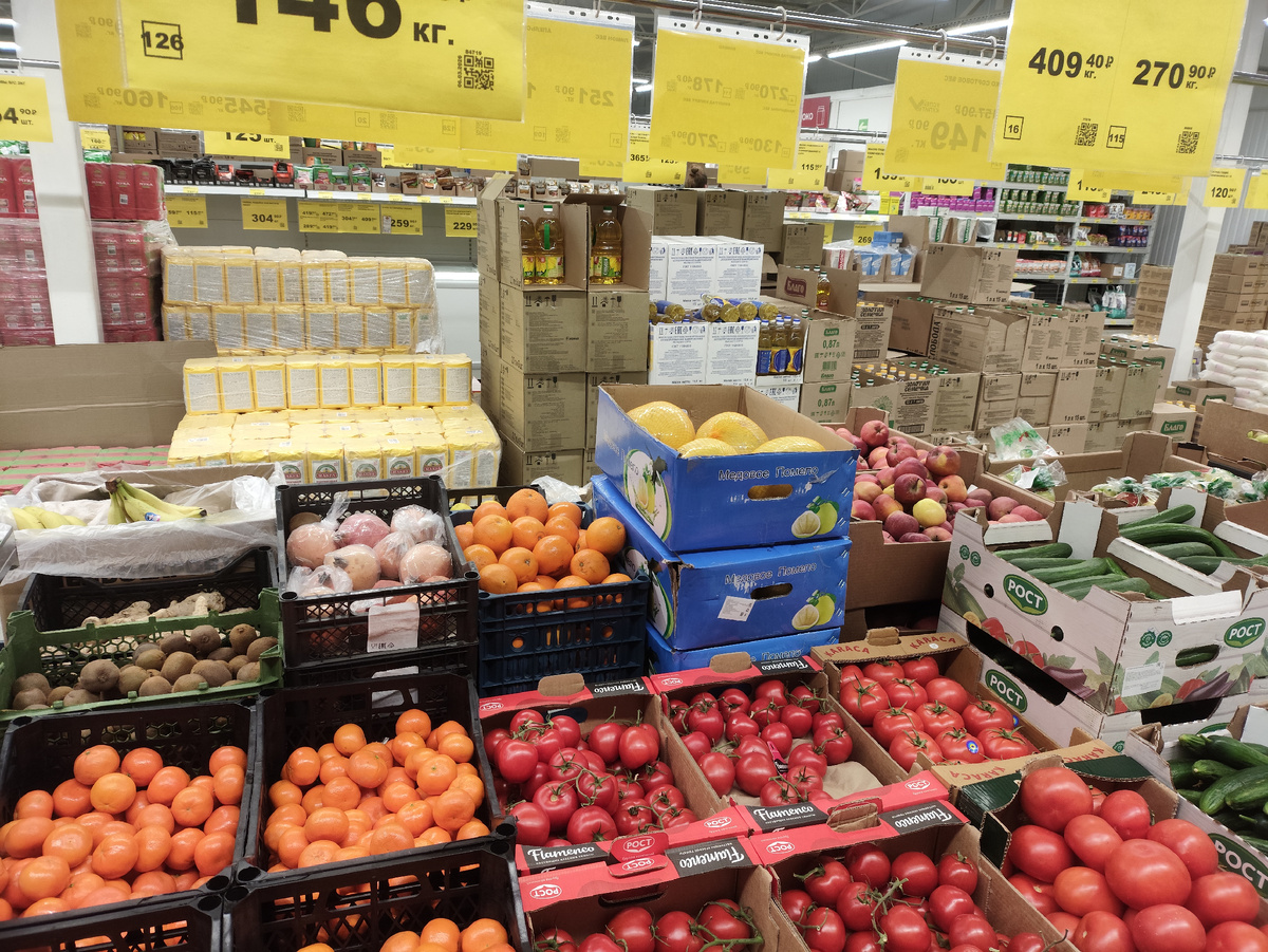 Огурцы еще подешевели. всего 199. Помидоры пока дорогие