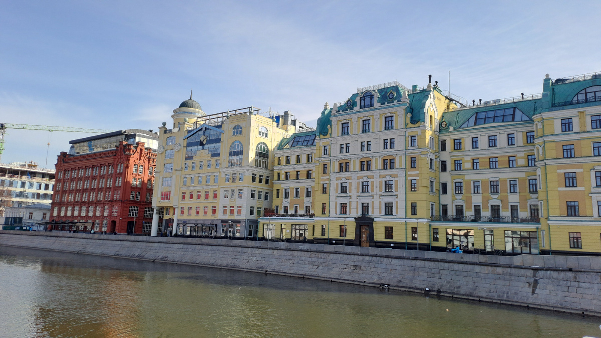 Противоположный от меня берег Москвы-Реки.