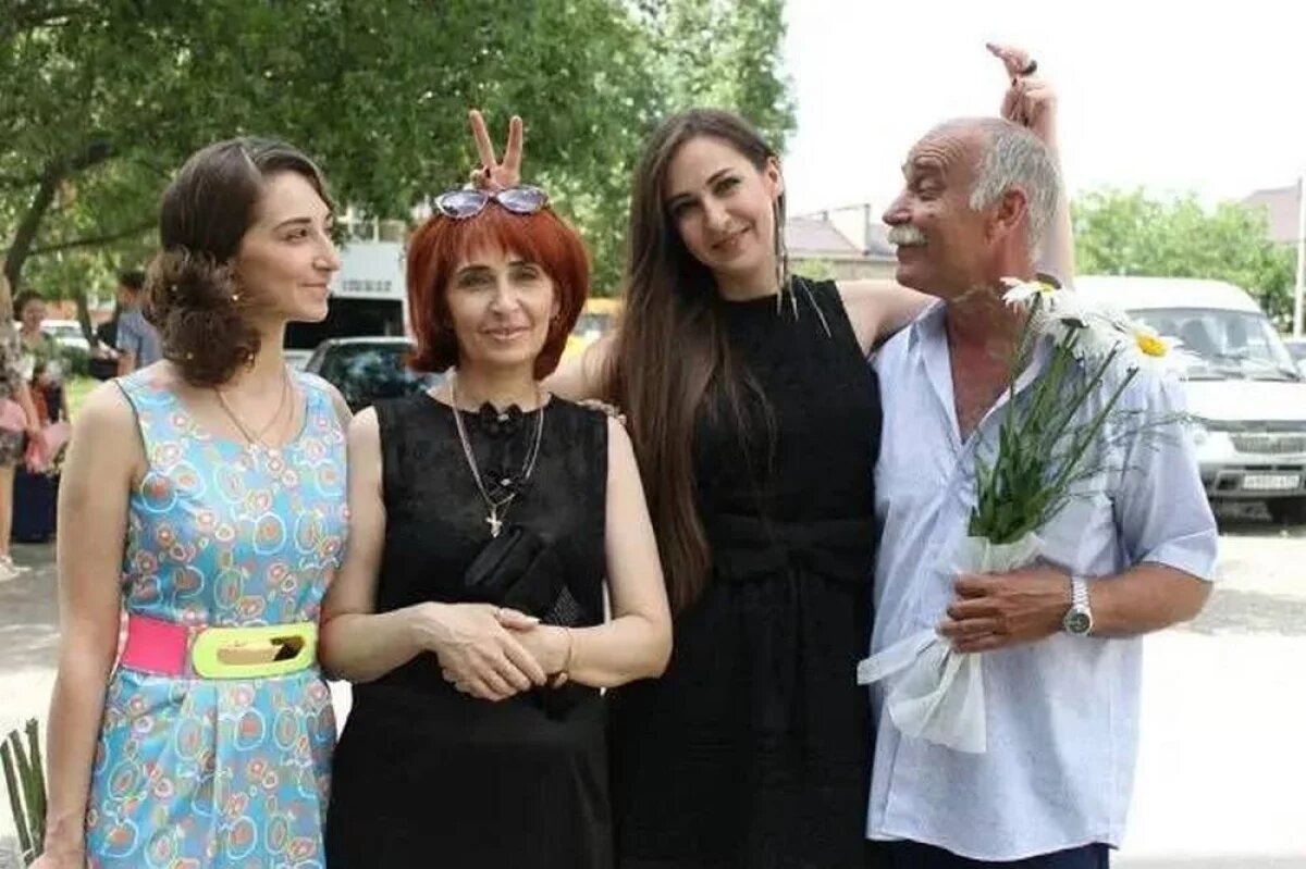    У Михаила Шекемова остались три дочери.