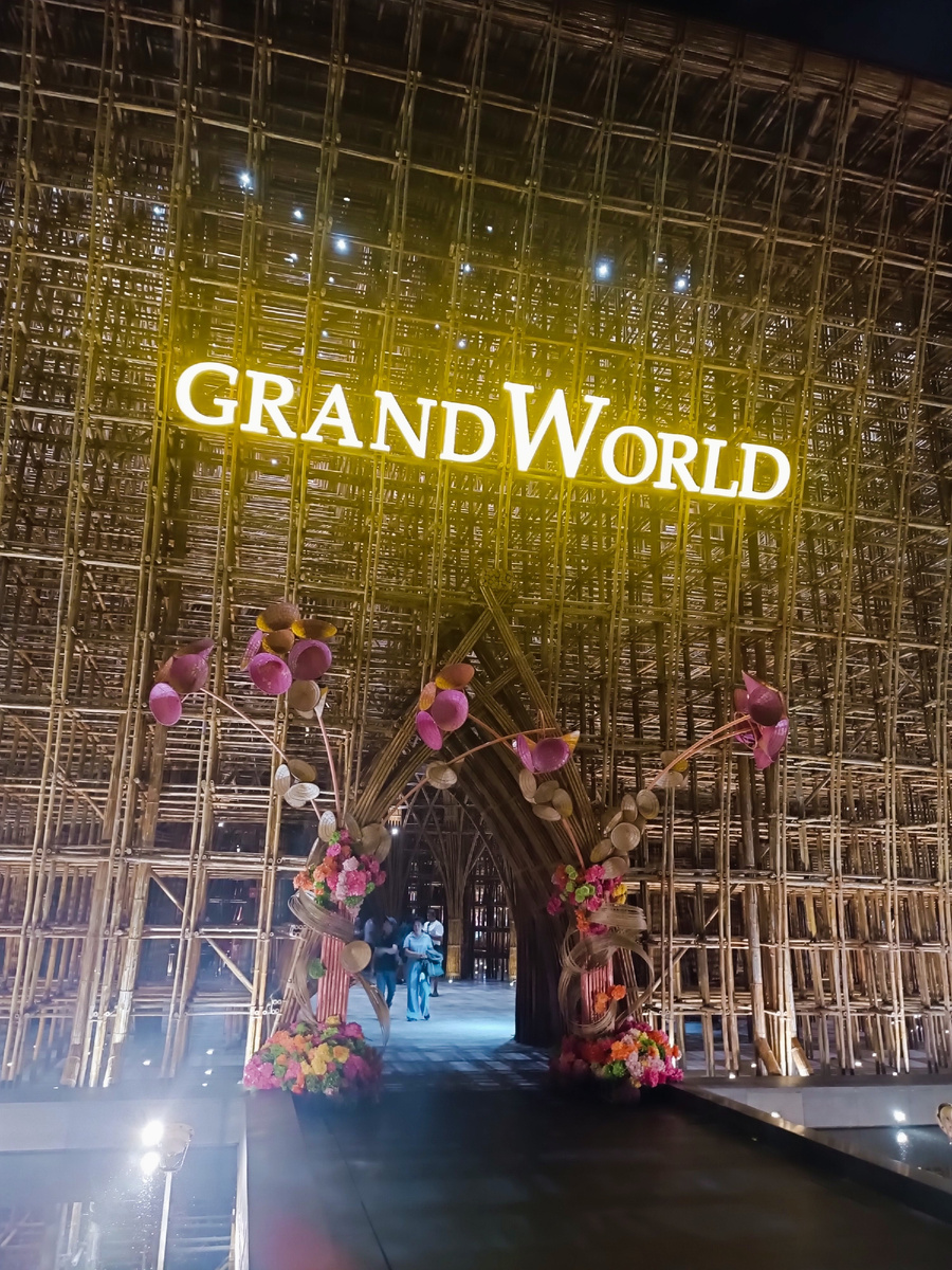 Наш отель Blue Waves в 80 м от этого сооружения 