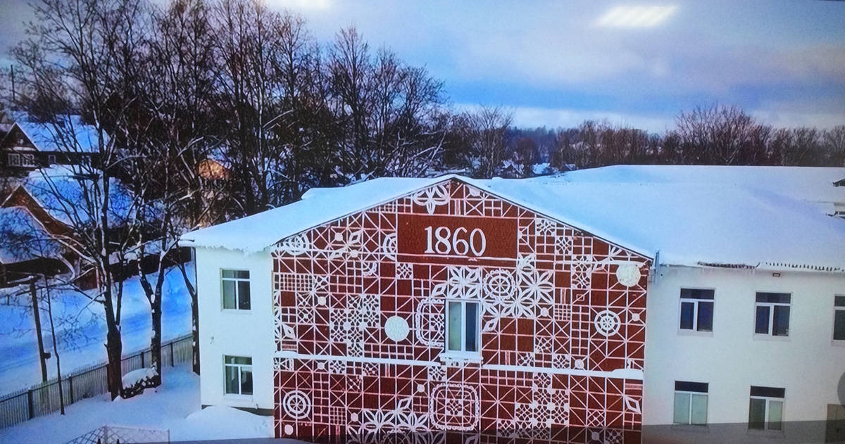 1860 год считается датой официального основания промысла, на фасаде нынешнего фабричного корпуса на эту тему разместили панно с традиционным вышивальным узором