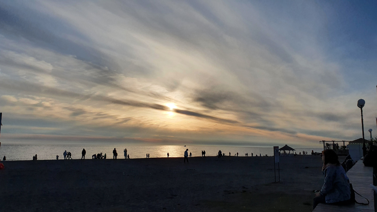 Даже из-за самых тёмных и мрачных туч когда-нибудь выглянет яркое солнце...