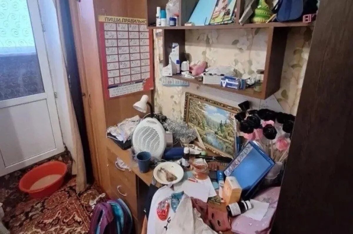    Пряталась под кроватью.