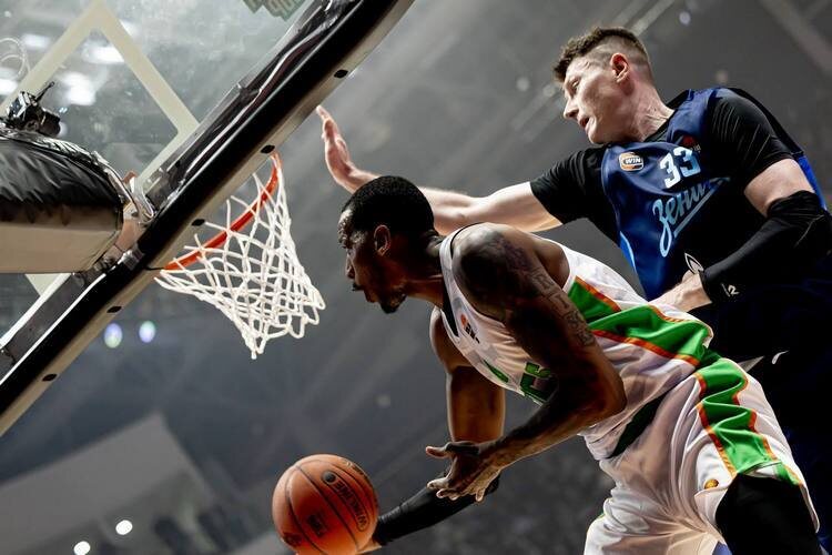    Маркус Бингэм (с мячом) и Андрей Воронцевич в матче Winline Basket Cup в Санкт-Петербурге / фото: unics.ru