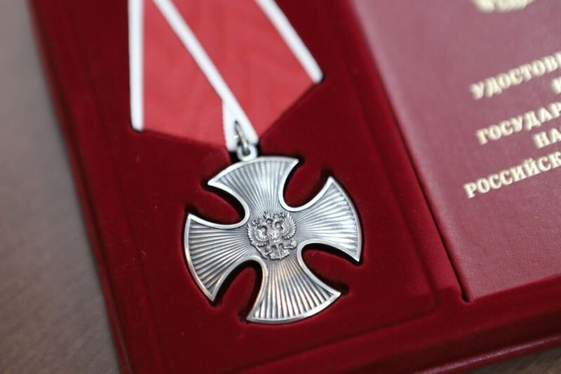 Низкий поклон семье героя из Сызрани: орден Мужества передали родным погибшего рядового Юрия Ильина