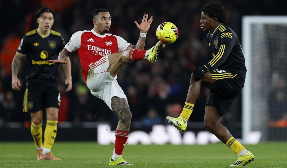    Форвард «Арсенала» Габриэль Жезус борется за мяч с защитником Патриком Доргу. Фото: Reuters