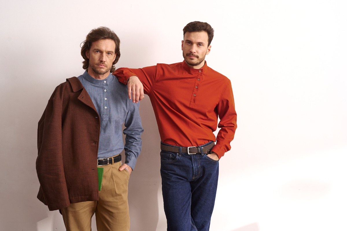 Коричневый пиджак из крапивы, пепельно-синяя косоворотка из вспушённого хлопка, бежевые хлопковые брюки и терракотовая косоворотка с добавлением шерсти.