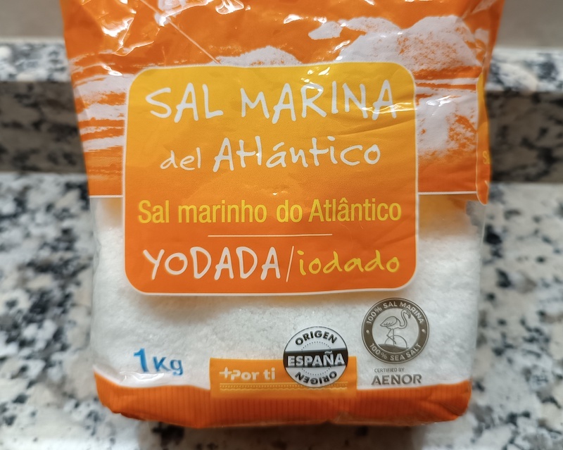 Соль морская атланическая. Наглядное сравнение романских языков: упаковка с надписями на испанском и португальском. Обратите внимание, слово "соль" одно и то же, но у испанцев оно женского рода, а у португальцев - мужского🤷‍♀️