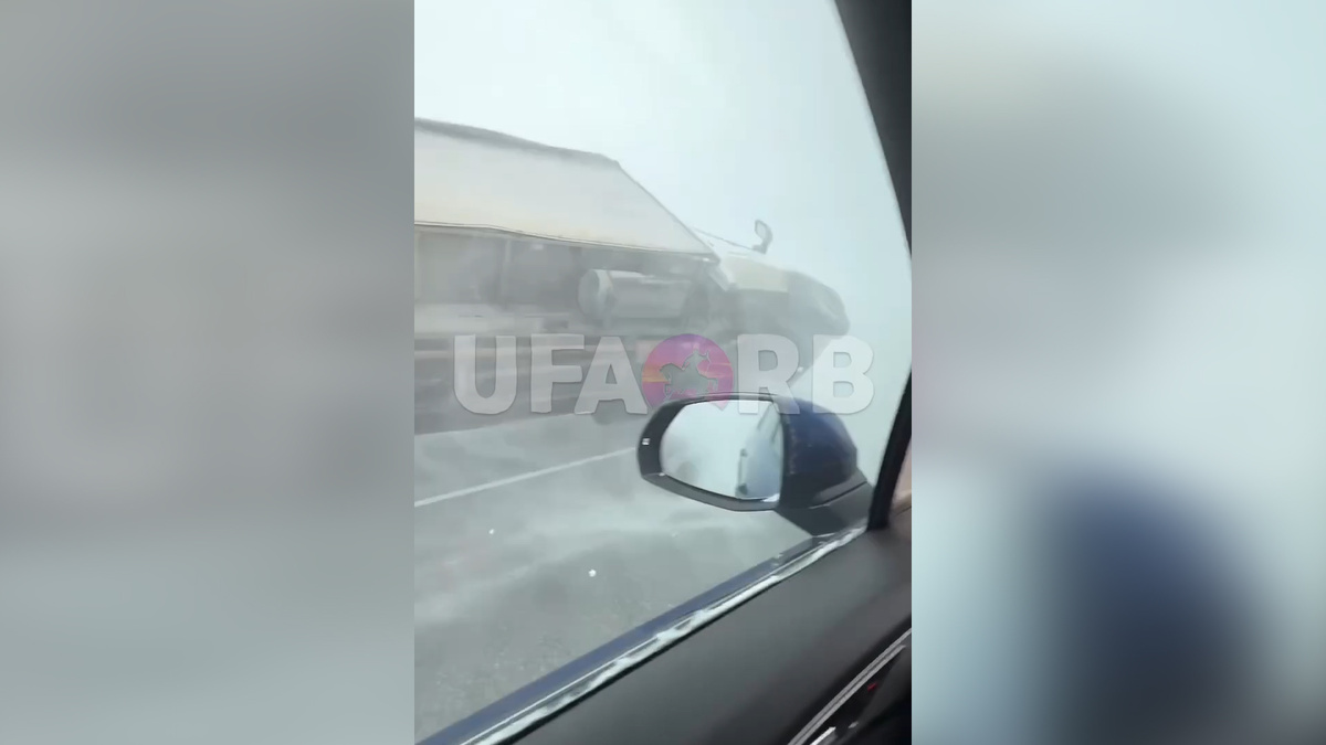    На трассе в Башкирии ветром сдуло "Газель": момент попал на видео