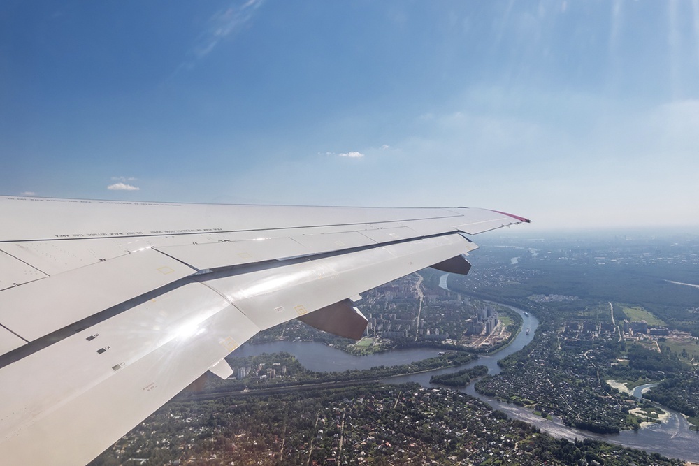    Вид из иллюминатора самолета во время взлета в аэропорту Шереметьево. / Фото: iStock