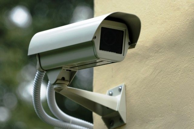 "Сосед направил камеру на ваш участок? Свежее решение суда 2026: это нарушение закона"