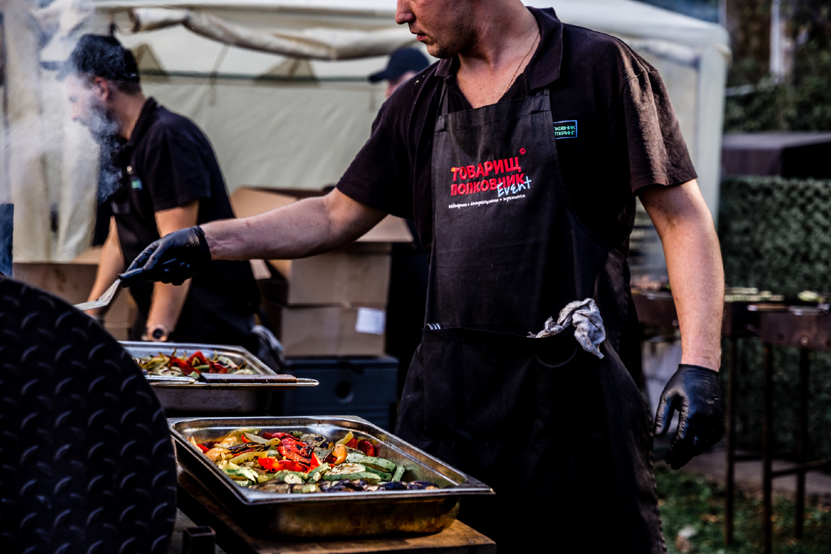 Работает гриль-смокер Товарищ Полковник.