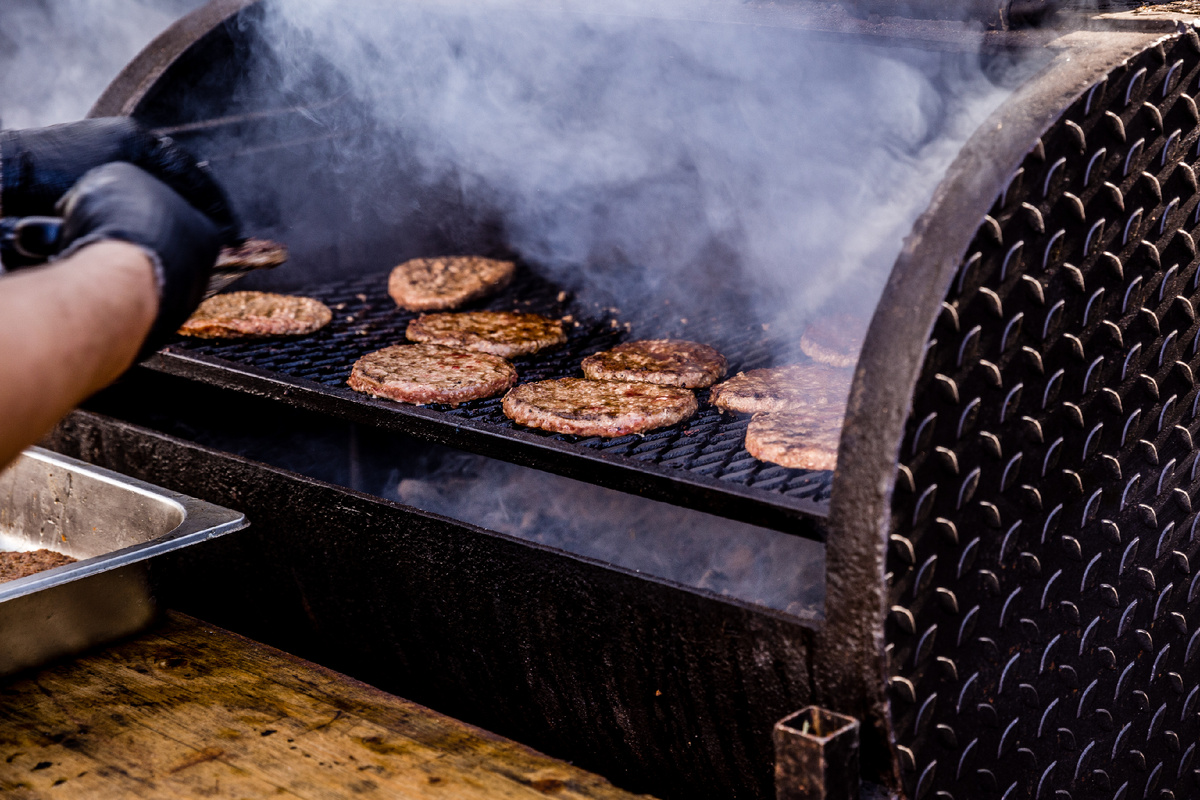 Жарим бургеры на смокере Товарищ Полковник.