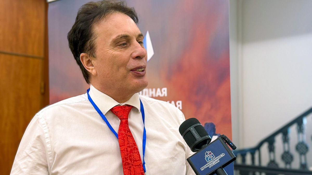   Дмитрий Владимирович отдельно подчеркнул заслуги руководства ПАО «Славнефть-ЯНОС», которое сумело создать группу энтузиастов, занимающихся решением вопросов разработки и внедрения метода улучшения низкотемпературных свойств нефтепродуктов. Источник фото: Отраслевое СМИ «Промышленность России».