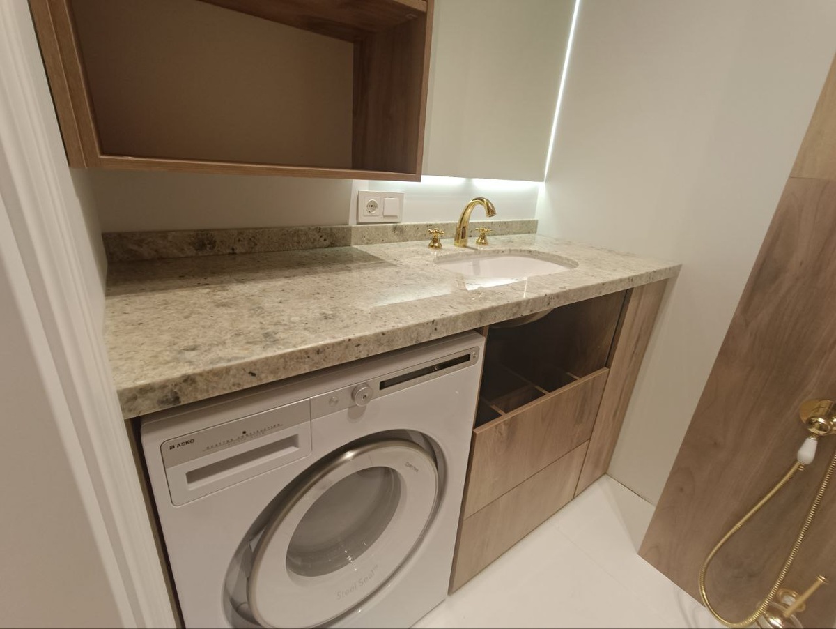 Столешница из гранита.