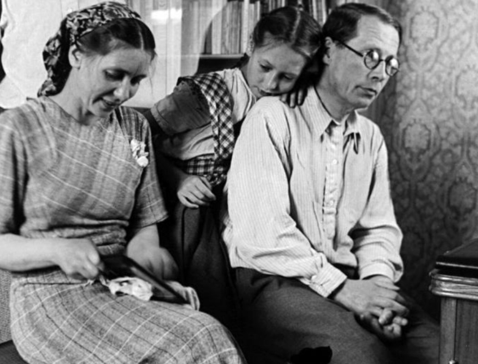 Из открытых источников. Н.А. Заболоцкий с женой  Екатериной Васильевной и дочерью Натальей, 1946 год