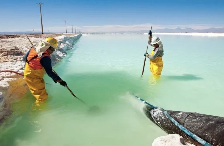 Добыча лития из соляных озер.