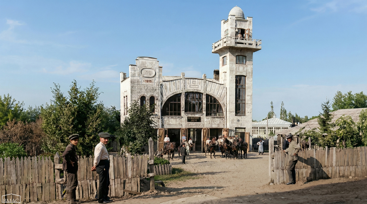 Пожарное депо – один из немногих каменных объектов инфраструктуры нижней части города начала XX века (находилось на месте гостиницы «Москва»). https://pastvu.com/p/846543