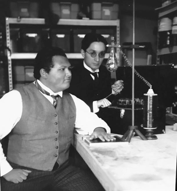 Тестирование прототипа лампы Desmitron, питаемого от катушки Теслы (источник: Лаборатории G. G. Brock)