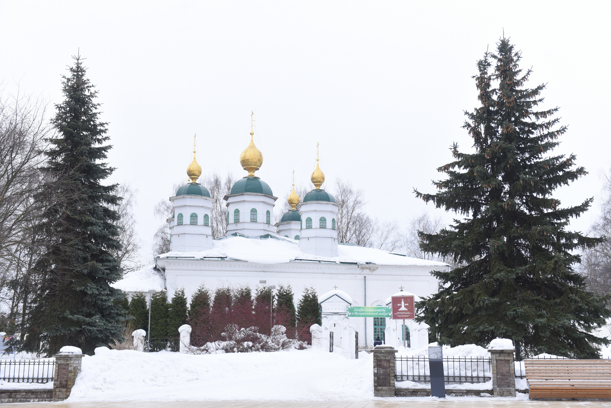 Кладбище располагается рядом с главным входом в  Воскресенский собор. Фото: Татьяна Иваницкая