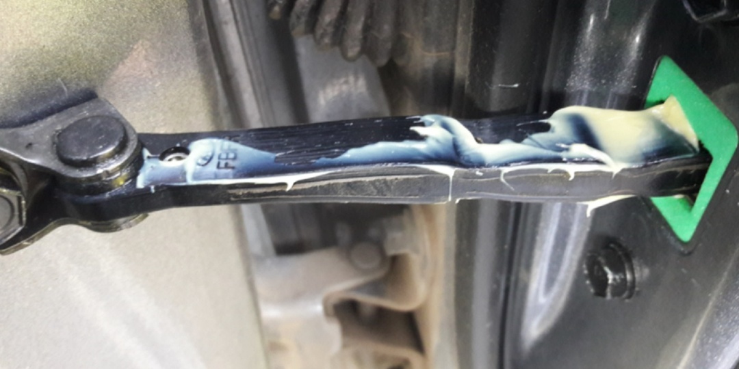 Чем смазать ограничители дверей чтобы не скрипели и работали годами тихо.