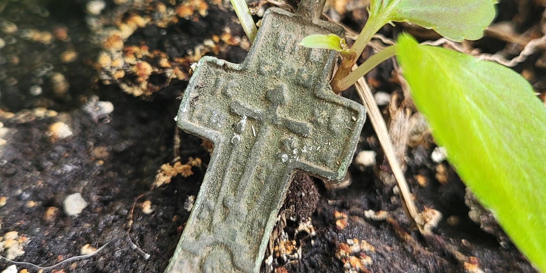 Механическая чистка предмета: «Нательный крест» (Широкий с короткими лопастями). XIX век.