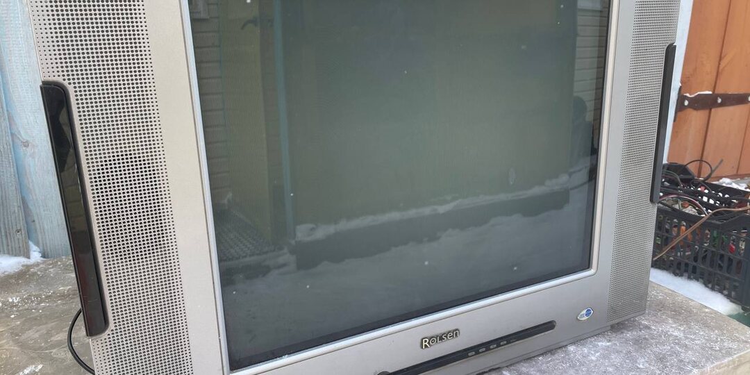 Фирма Rolsen поражает! Такого количества микросхем с позолотой я не ожидал увидеть в импортном телевизоре.