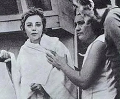 Юлиана Кёпке после спасения из амазонских джунглей. Девушку обнаружили спустя 11 дней после катастрофы самолёта LANSA Flight 508 в Перу, 1971 год.