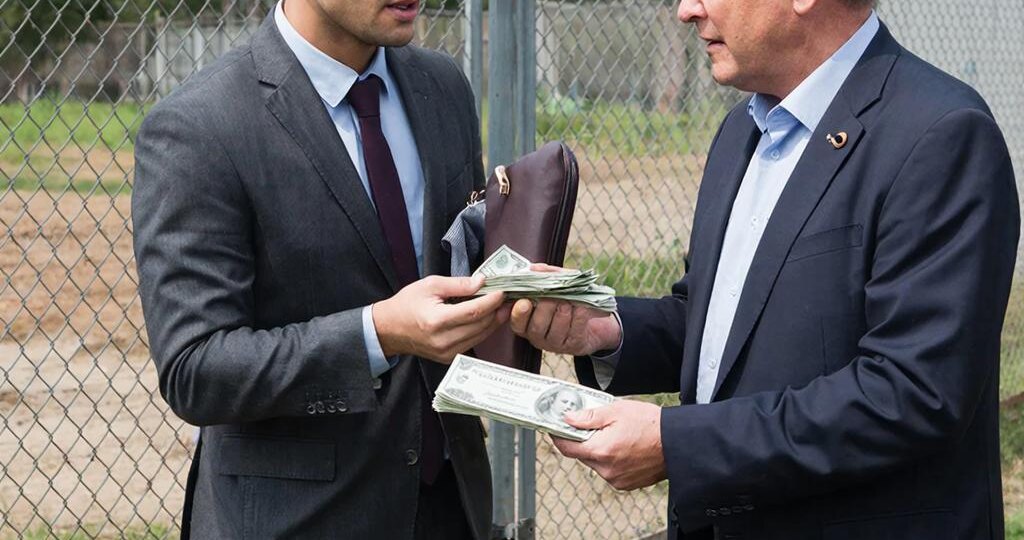 Прекращение уголовного дела о даче взятки в особо крупном размере: анализ уникального судебного прецедента