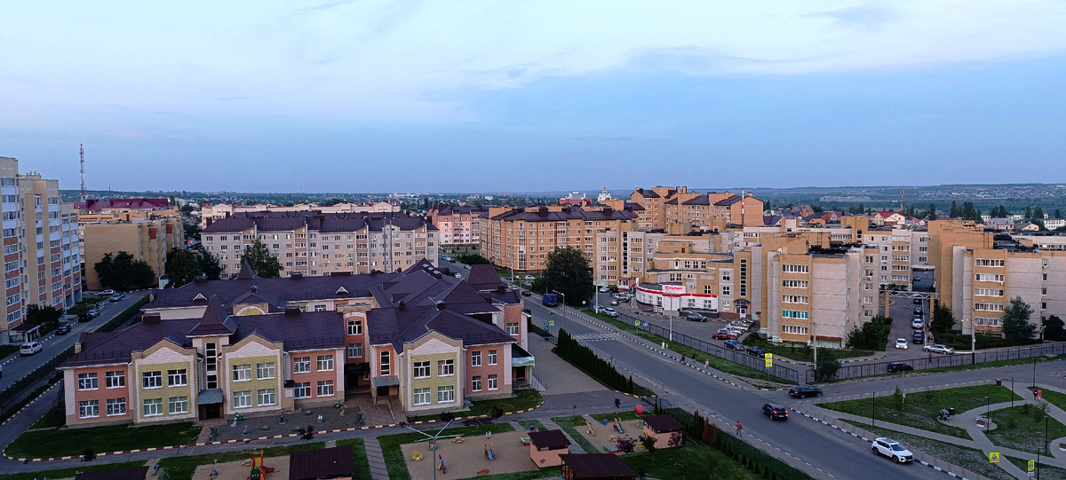 Вечер. Вид с той самой "Китайской стены". Вдалеке справа видны меловые горы и ж.д. мост через Дон. В центре кадра белое пятнышко - Владимирский собор. На мой взгляд, скошенные крыши домов создают ощущения уюта.