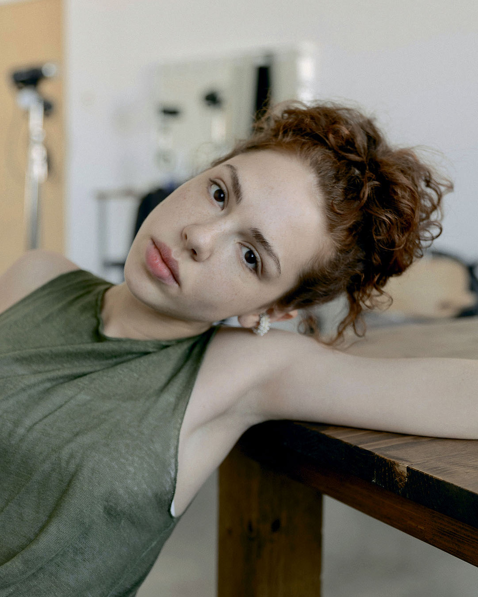    Элизабет Дамскер — выпускница ГИТИСа (выпуск 2022 года, мастерская Олега Кудряшова). Актриса театра «Шалом», Театра наций, проекта «а39»Из архива героини