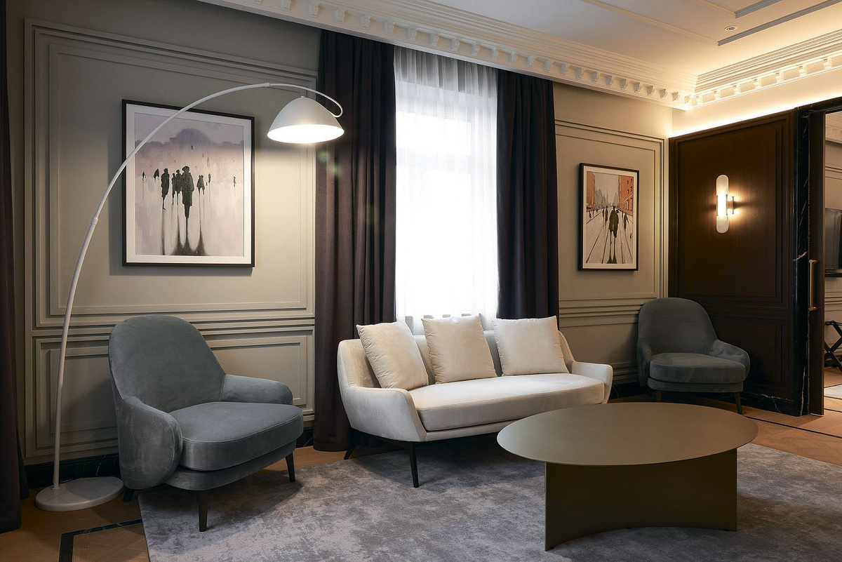    Президентский люкс площадью 115 м² с элегантной дизайнерской мебелью, оформленный в мягких серых и бежевых тонах, располагает собственным залом для переговоров или деловых ужинов, просторной гостиной, отдельной удобной кухней и ванной с окномАрхивы пресс-службы