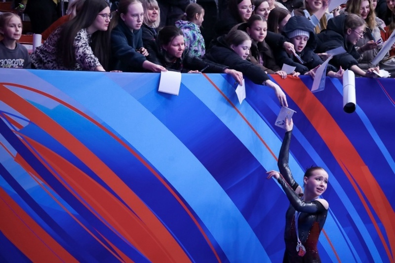     Победители раздают автографы. Дарья Садкова. Фото: Царьград.