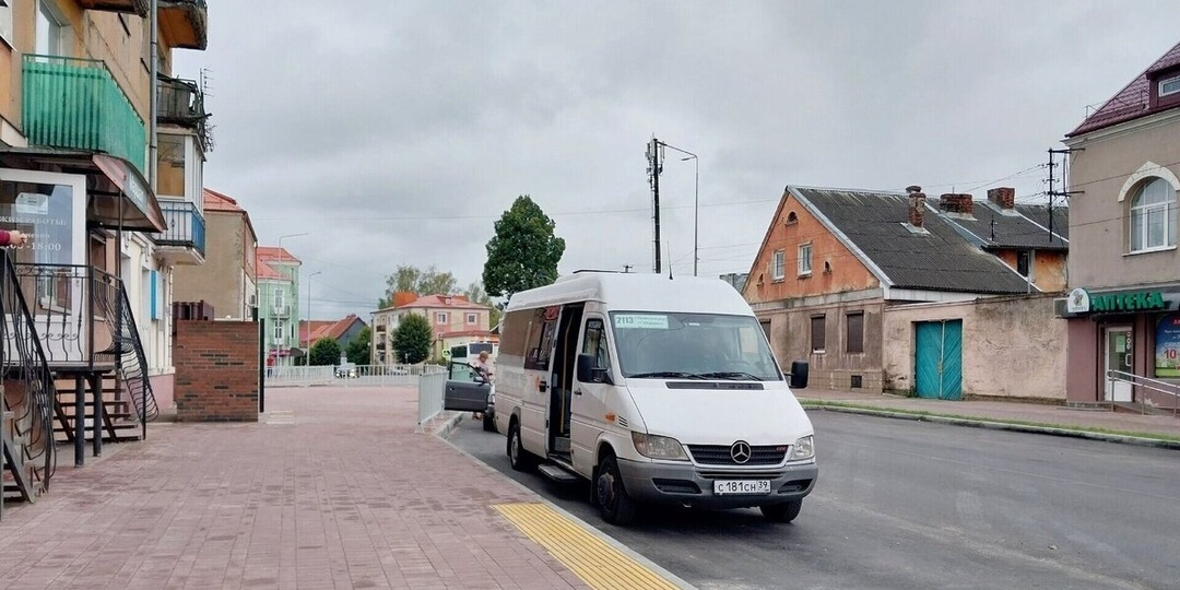 «Люди там ждут по привычке»: в Гвардейске вместо автостанции пообещали сделать павильон под крышей