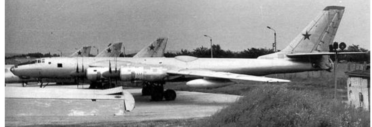 Советский Ту-95ЛАЛ на стоянке.