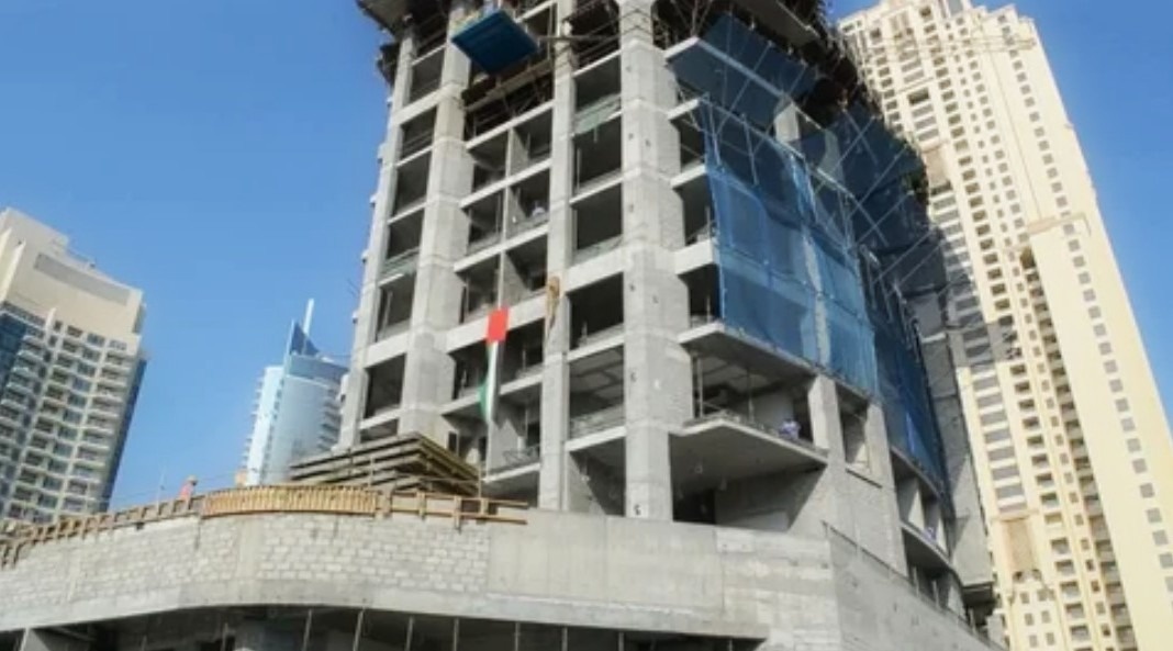 Но в ситуации, когда рынок начинает нервничать, такие активы превращаются в довольно сложный товар. Продать право ожидания куда труднее, чем готовую квартиру.
