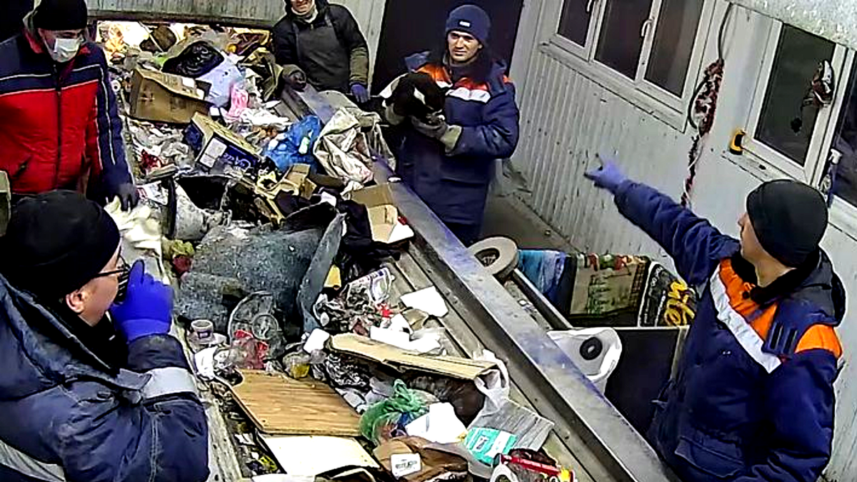 Первые секунды: Михаил развязал мешок и рабочие не верят своим глазам. ЕЩЕ фото --->>