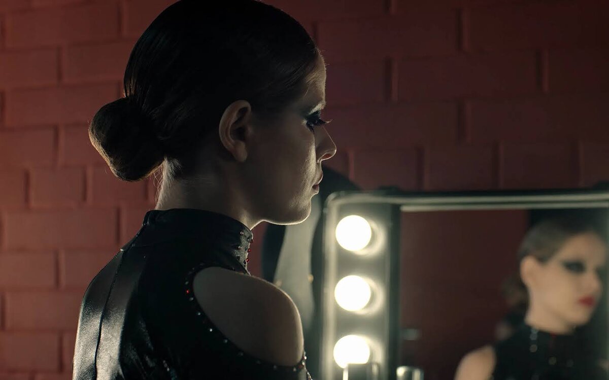 Ангелина Пахомова известна по сериалам «Чёрное облако» и «Золотое дно»