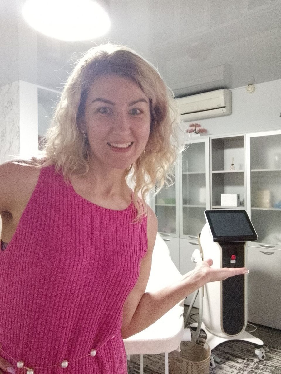 Часть 2
...Продолжаю.
Я не для того рассказала вам про 5 лет скитаний, чтобы вы пожалели меня или подумали: «О, бедная, сколько ей пришлось пережить».

Я рассказала это вот зачем.

Сейчас у вас есть выбор.

Вы можете, как я, 5 лет бродить в темноте, набивать шишки, платить штрафы, терять клиентов и веру в себя.
А можете прийти ко мне и сказать:

«Маргарита, дай готовую схему. Я хочу просто работать и зарабатывать, а не изобретать велосипед».

Я стала методологом не потому, что мне скучно.
Я стала методологом, потому что у меня внутри кричит:

«Девочки, не будьте дурами, как я! Не теряйте годы!»

Я здесь для того, чтобы:

— Вы не тратили 5 лет на поиски информации. Я уже всё нашла.
— Вы не боялись налоговой. Я разобрала законы и перевела на человеческий язык.
— Вы не прогорали при запуске студии. Я составила пошаговые инструкции.
— Вы просто делали крутые процедуры и кайфовали от денег.

Мой канал InstaLazer — это не просто бложик.
Это моя душа, вывернутая наизнанку ради того, чтобы вам было легче.

Я прошла этот ад одиночества в профессии.
Теперь я здесь, чтобы вести вас за руку.

Подписывайтесь, если хотите получить мои 5 лет опыта бесплатно — в статьях.
Или за разумные деньги — в методичках и обучении.

Я Маргарита Позднякова.
Я своя.
Я знаю, как больно.
И я знаю, как сделать так, чтобы больше не больно.

Добро пожаловать в мою реальность. 🤍