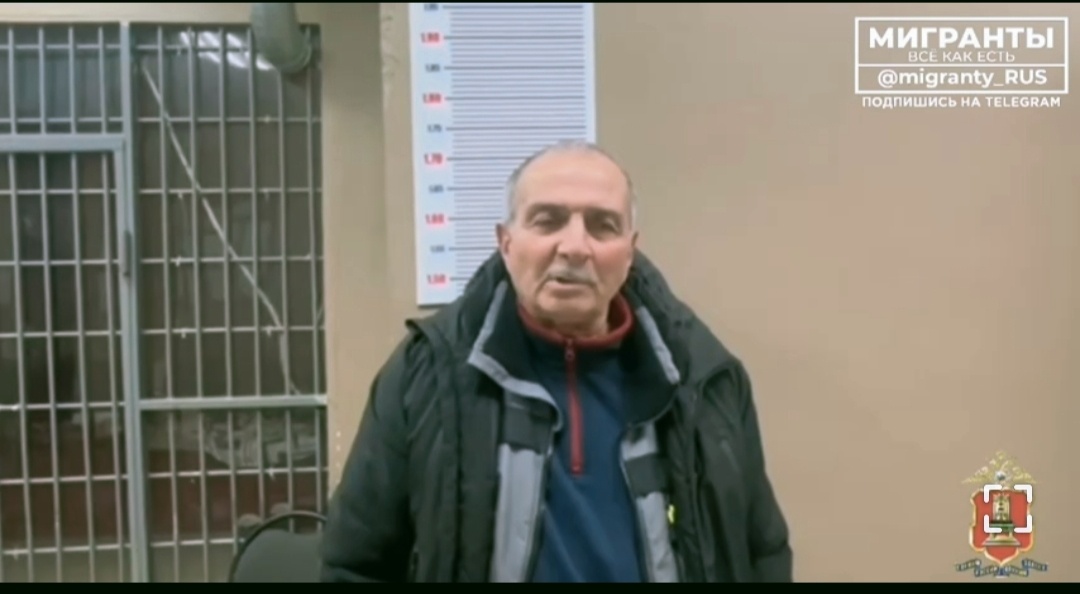 Скриншот из видео. Таксист извиняется. 