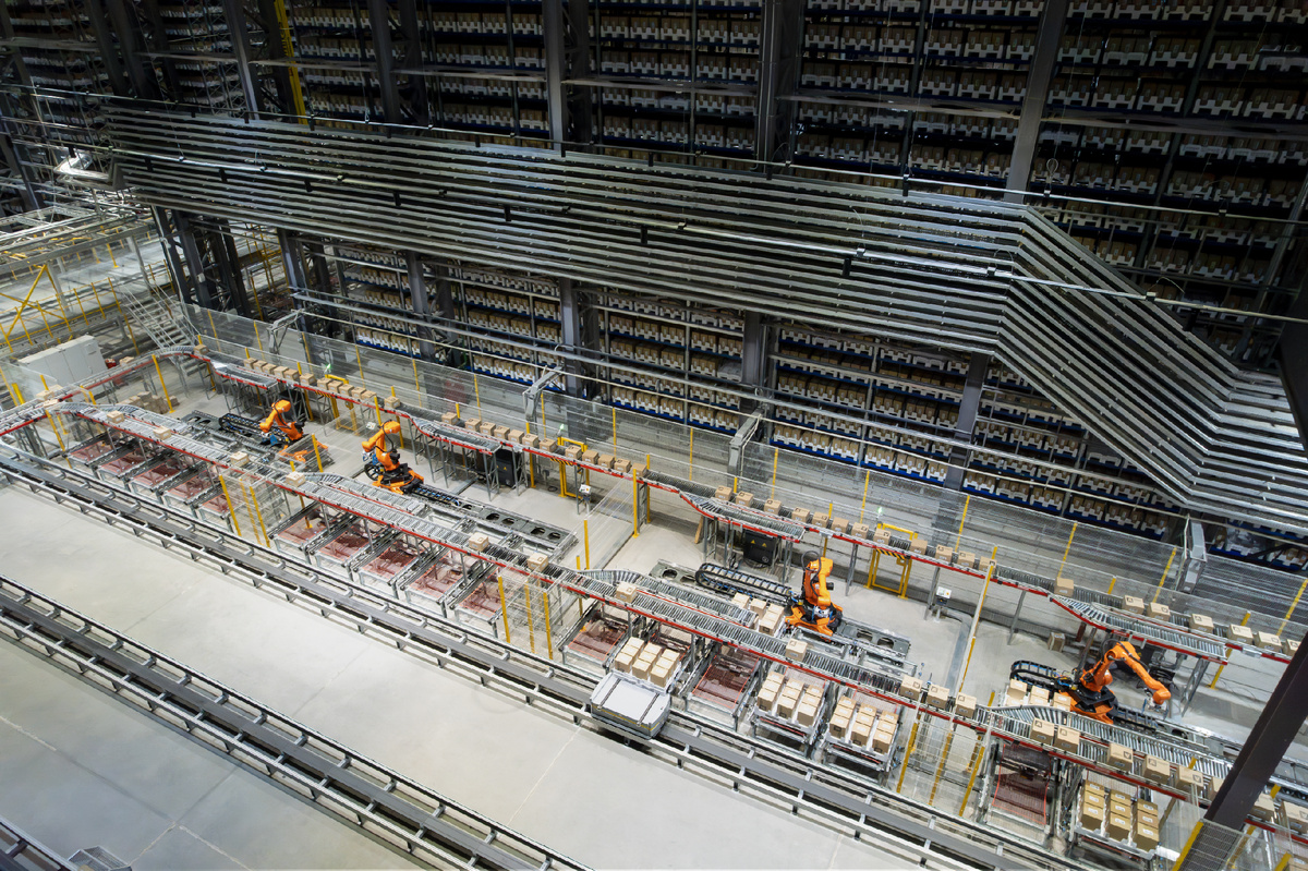 Локтевые роботы манипуляторы за работой