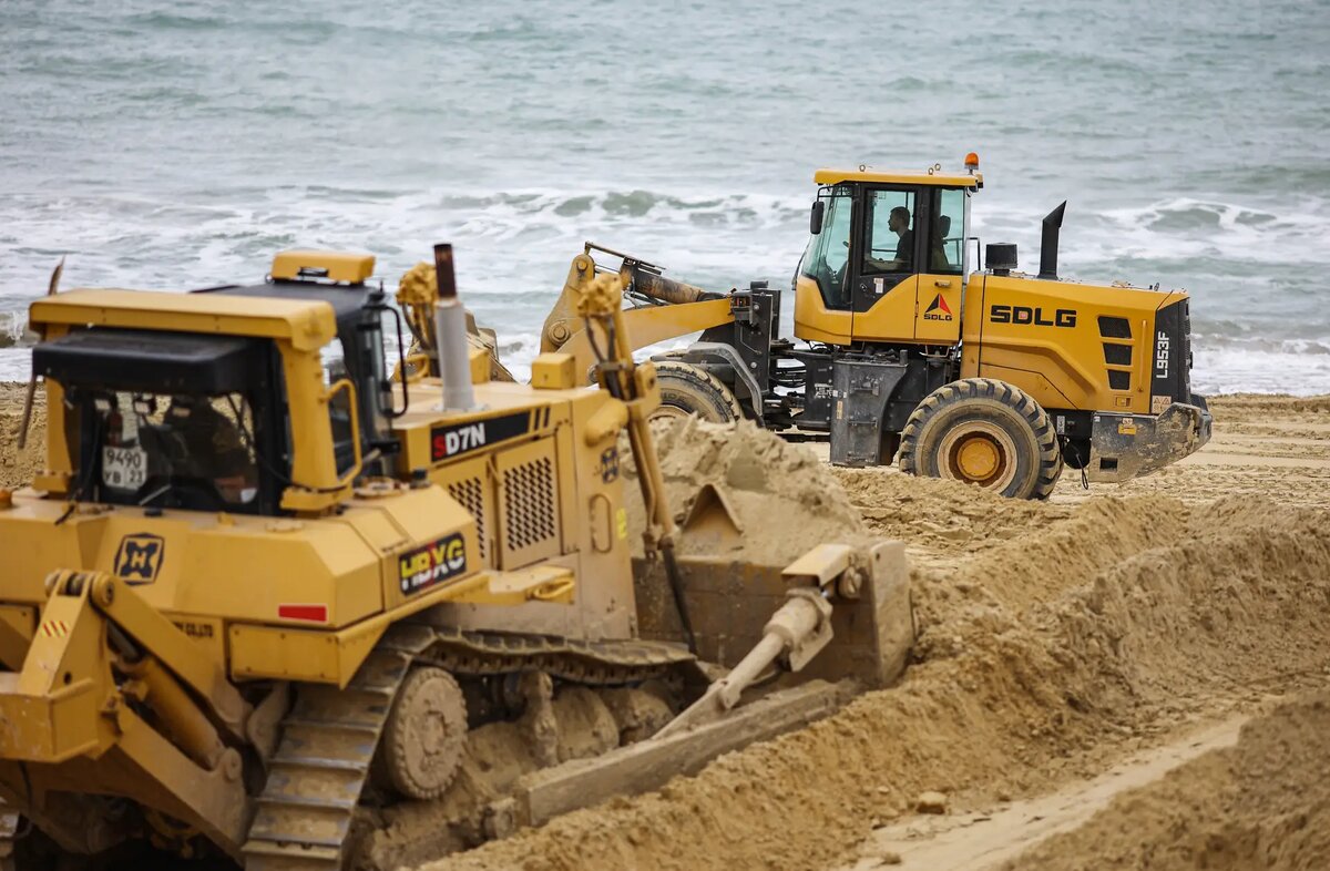     Работы по отсыпке чистого песка на пляже Miracleon Beach вблизи поселка Витязево Краснодарского края. © РИА Новости. Виталий Тимкив