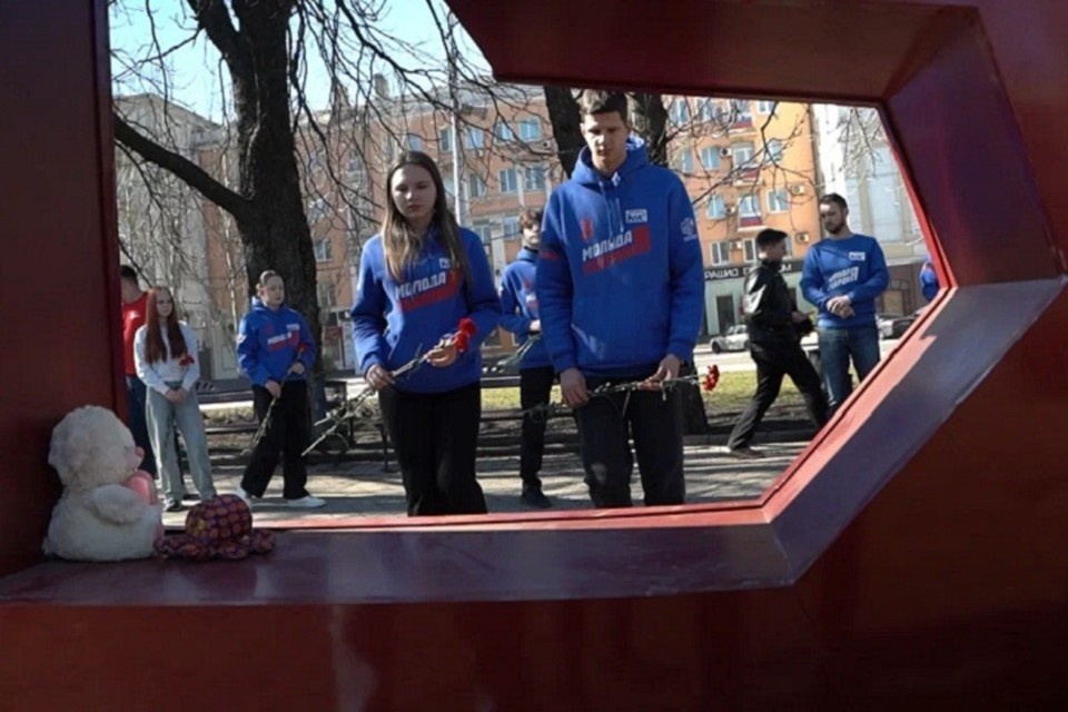    Активисты возложили цветы в память о погибших в Брянске. Фото: МГЕР ДНР