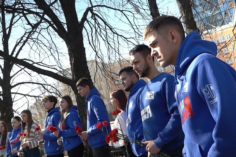    Активисты возложили цветы в память о погибших в Брянске. Фото: МГЕР ДНР