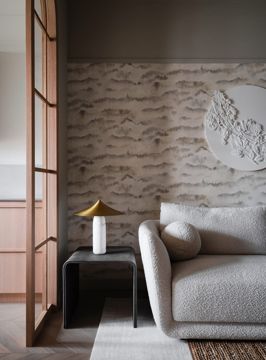 Придиванный столик в гостиной. Квартира дизайнера в монохромной гамме в ЖК «Перья», ДИЗАЙНЕРСКОЕ БЮРО AURA INTERIORS ARCHITECTURE Ольги Мизрах