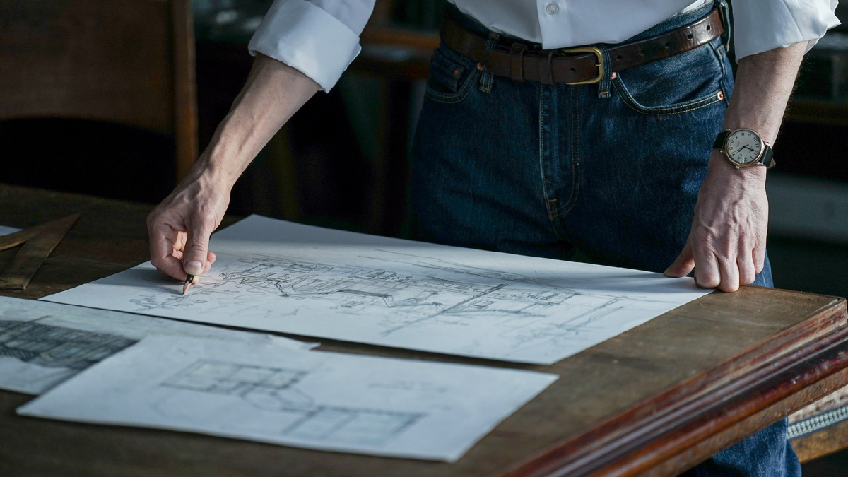 Архитектор Александр Евгеньевич за работой над проектом дома 