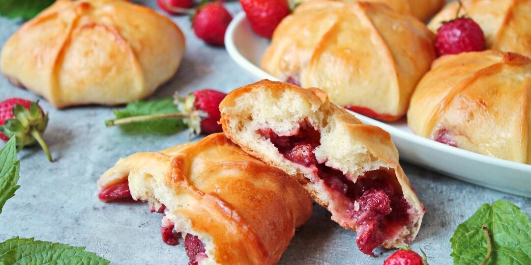 Пирожки с клубникой в духовке: Летний хит, который исчезает быстрее, чем вы их испекли. Секрет, чтобы ягода не вытекла!