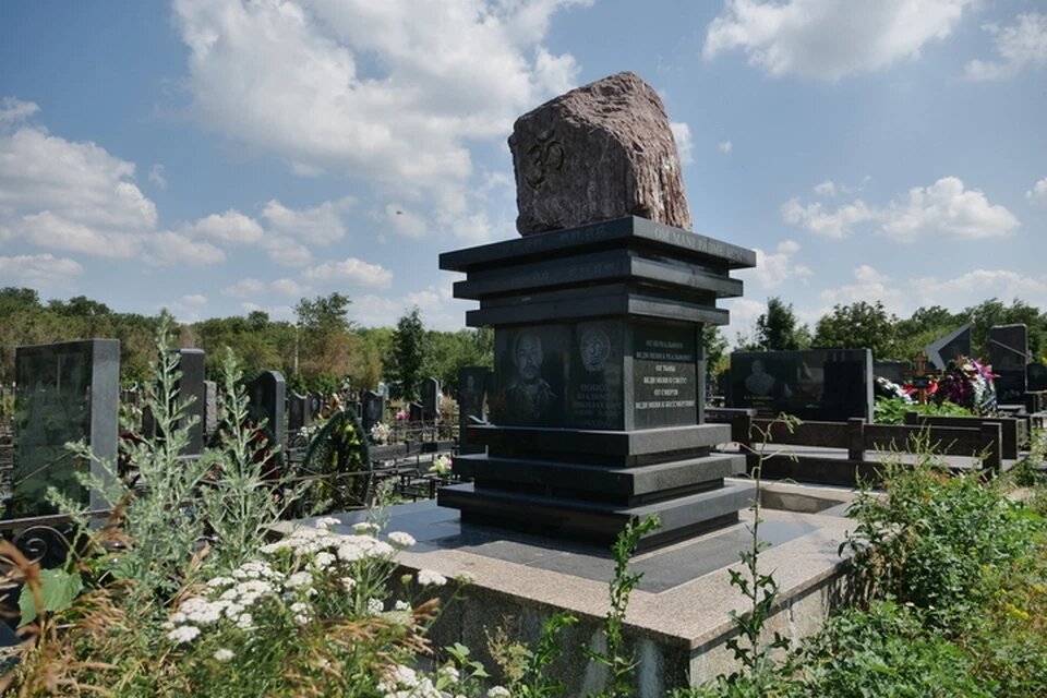 Владимир Попов (Якудза) похоронен на "Центральном" кладбище на Рубежном
Фото: Светлана МАКОВЕЕВА.