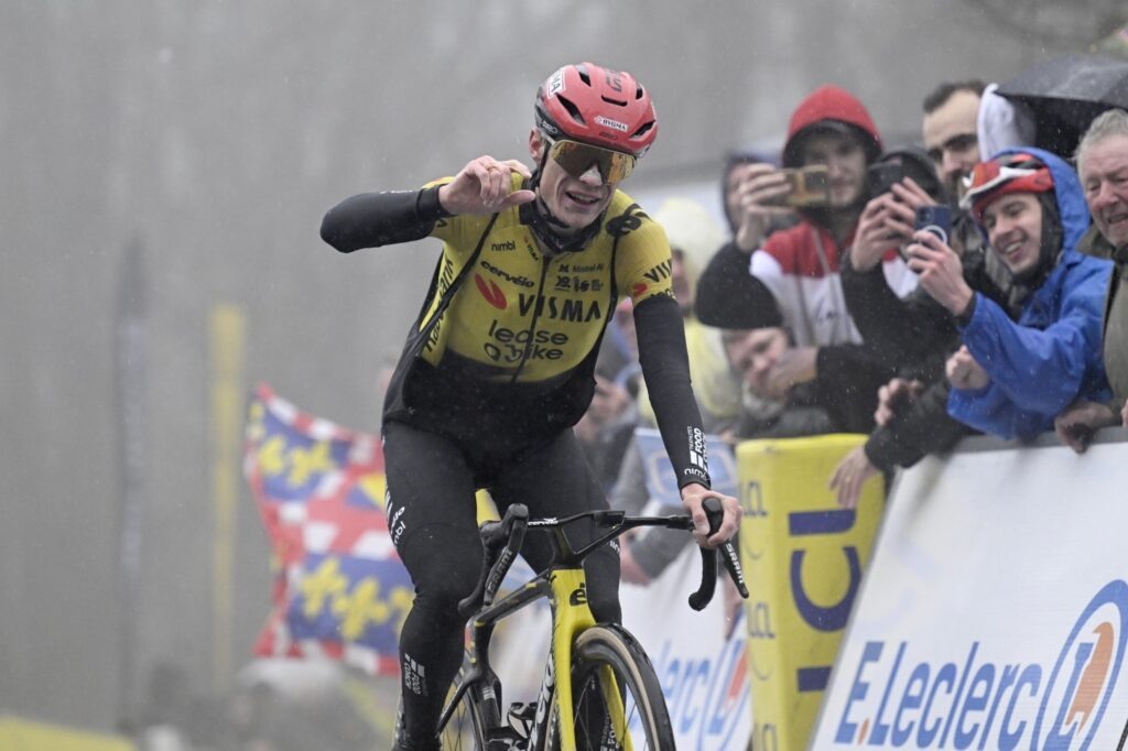    Йонас Вингегор на финише четвёртого этапа Париж — Ницца 2026 года