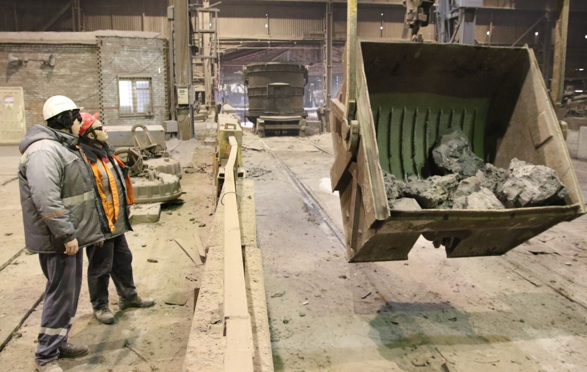 Использование скрапа позволило также заместить более дорогие материалы – жидкий чугун и привозной металлолом. Подпись: официальный сайт АО «УРАЛЬСКАЯ СТАЛЬ».